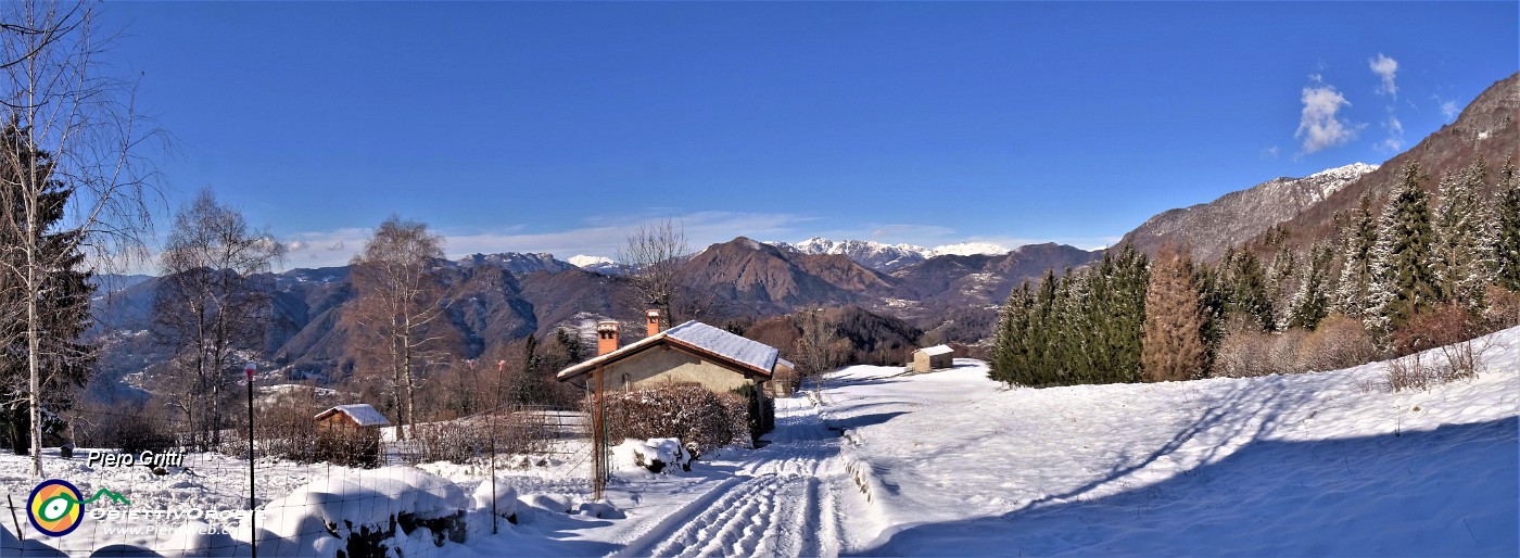 12 Panoramica sulle Stalle Aral (1000 m) con vista verso Monte Gioco al centro e Alben a dx.jpg